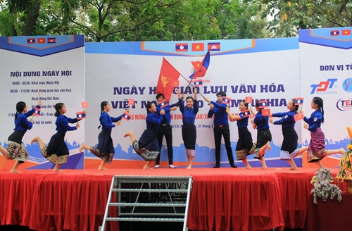 Cultural exchange highlights Vietnam-Laos-Cambodia solidarity
