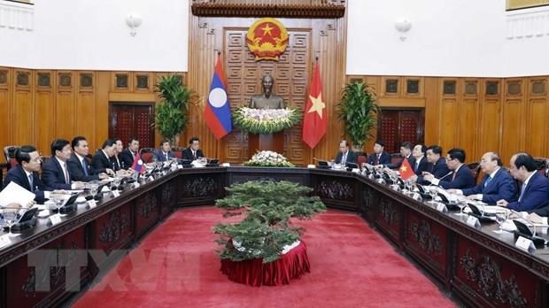 Vietnamese, Lao PMs hold talks